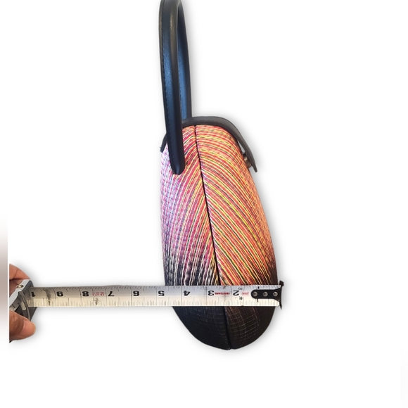 Like New Woven Straw Hand Bag Hard Shell - Picture 11 of 11